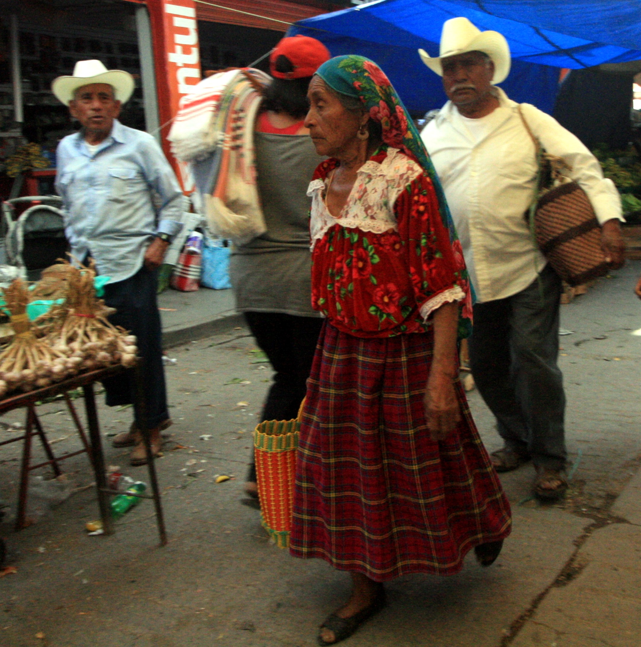 Mercado del dia de muertos en Tlacolula, matrimonio anciano calle